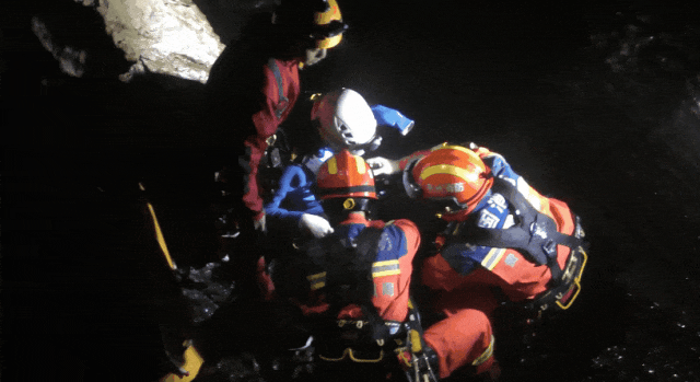 夫妻洞穴探秘，妻子却受伤被困幽暗深处......