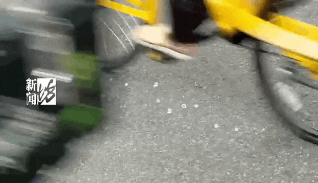 上海这条马路啥情况?比容嬷嬷还扎?有路人差点戳破脚... 上海这条马路啥情况?比容嬷嬷还扎?有路人差点戳破脚...