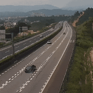 高速公路发生事故后，能在车道上停留吗？危险！