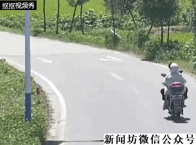 监控曝光!女子骑电瓶车时失控,头部猛烈撞击!这个动作保命 监控曝光!女子骑电瓶车时失控,头部猛烈撞击!这个动作保命