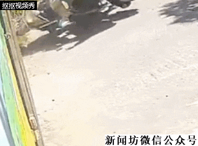 监控曝光!女子骑电瓶车时失控,头部猛烈撞击!这个动作保命 监控曝光!女子骑电瓶车时失控,头部猛烈撞击!这个动作保命