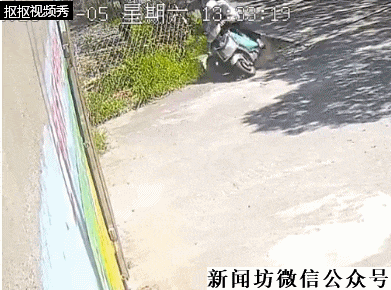 监控曝光!女子骑电瓶车时失控,头部猛烈撞击!这个动作保命 监控曝光!女子骑电瓶车时失控,头部猛烈撞击!这个动作保命