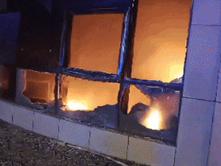 一盏灯点燃家具店,老板痛诉:“早知道全关了......” 一盏灯点燃家具店,老板痛诉:“早知道全关了......”