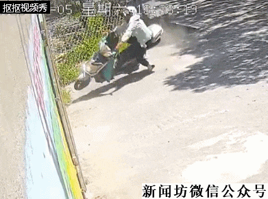 监控曝光!女子骑电瓶车时失控,头部猛烈撞击!这个动作保命 监控曝光!女子骑电瓶车时失控,头部猛烈撞击!这个动作保命