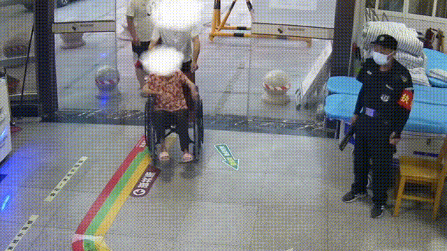 每天准时出摊的老人没出现，他急了！