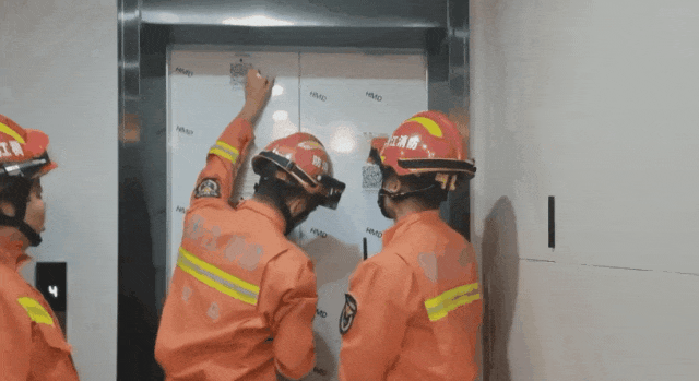 一家人出门看房,怀孕的妻子与丈母娘却被困“铁笼”,仅丈夫一人走出...... 一家人出门看房,怀孕的妻子与丈母娘却被困“铁笼”,仅丈夫一人走出......