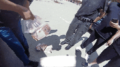 车座下藏33万现金，民警紧急截停！