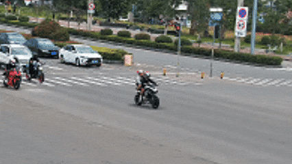 两男子深夜飙车炸街炫技,警方:行拘! 两男子深夜飙车炸街炫技,警方:行拘!