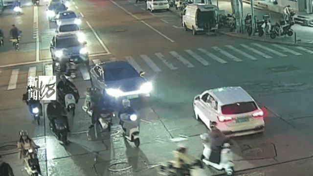 事发上海街头，电瓶车"鬼探头"被撞！车主卖惨，民警：不是谁弱谁有理