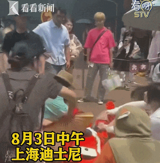 “把衣服脱掉”!上海迪士尼突发,回应→ “把衣服脱掉”!上海迪士尼突发,回应→