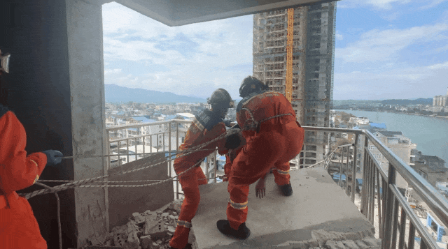 千斤重砖墙将男子压在12楼阳台，看见消防员的他急呼：“顶不住了，快救我！”