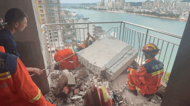 千斤重砖墙将男子压在12楼阳台，看见消防员的他急呼：“顶不住了，快救我！”