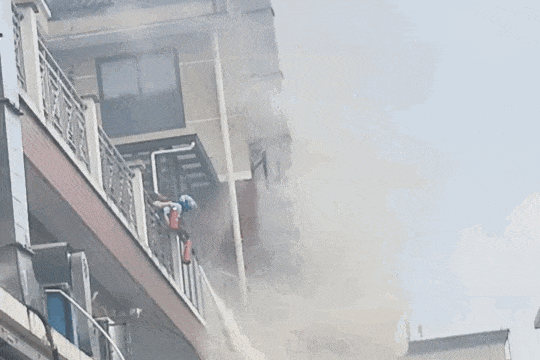 您的外卖员正在灭火中……嘉兴一饭店着火，他挺身而出！网友：必须五星好评！