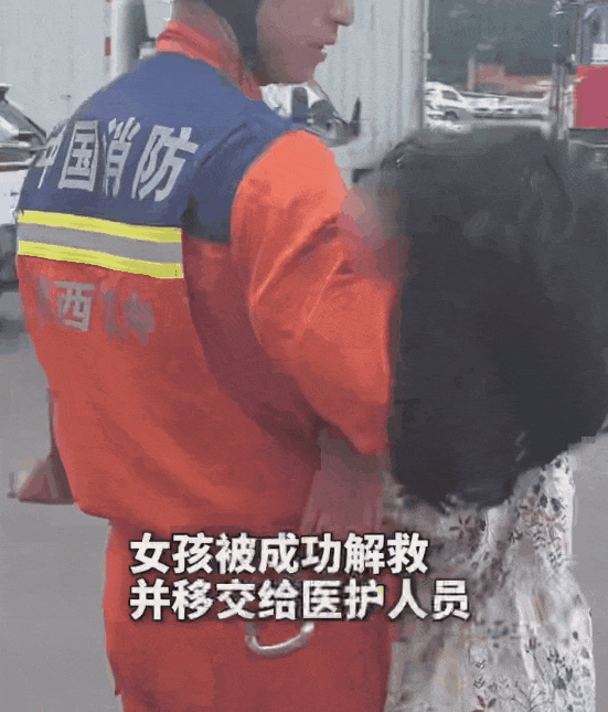 看着都疼！女孩快递站内玩耍，手臂突然被传送带“咬”住