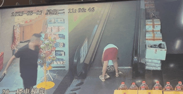 女童商场逆行而上被“咬”手,一声声“妈妈”让人揪心,监控还原经过→ 女童商场逆行而上被“咬”手,一声声“妈妈”让人揪心,监控还原经过→
