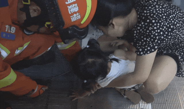 2岁女童被扶梯“咬住”手，监控画面令人揪心！