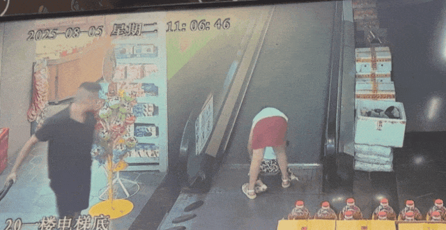2岁女童被扶梯“咬住”手，监控画面令人揪心！