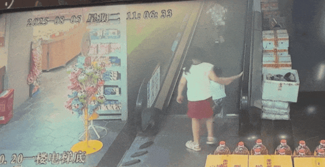 2岁女童被扶梯“咬住”手，监控画面令人揪心！