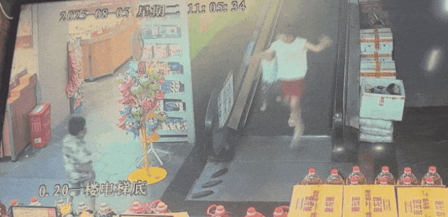 2岁女童被扶梯“咬住”手，监控画面令人揪心！