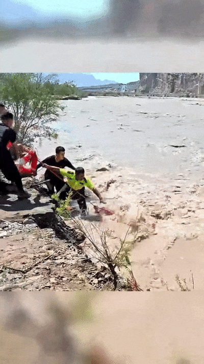 “人民警察在你跟前,你怕什么?不要害怕!” “人民警察在你跟前,你怕什么?不要害怕!”