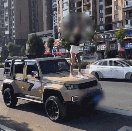 奇葩！贵阳一女子站引擎盖上热舞，竟是为了……结局舒适