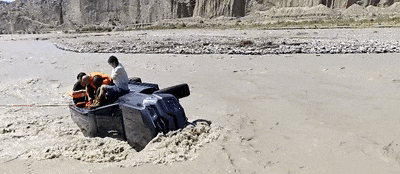 “人民警察在你跟前,你怕什么?不要害怕!” “人民警察在你跟前,你怕什么?不要害怕!”