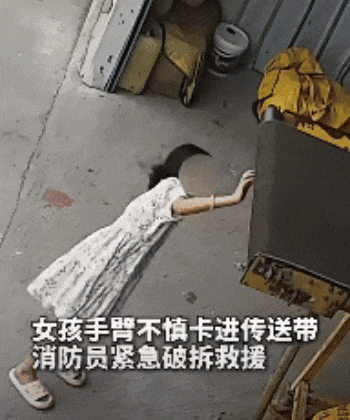 俩孩子13楼阳台外玩耍！网友：心脏突突突