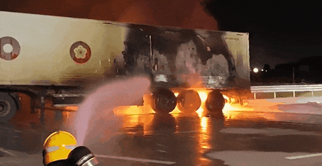 大货车凌晨起火，20吨新鲜榴莲险变“烤榴莲”！消防挽救30万元损失