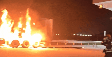 大货车凌晨起火，20吨新鲜榴莲险变“烤榴莲”！消防挽救30万元损失