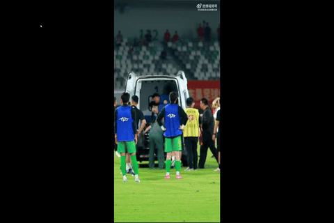 26岁球员比赛时突然倒地