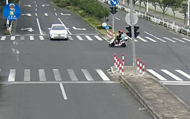 俩孩子13楼阳台外玩耍！网友：心脏突突突