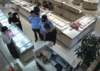 男子购买80克黄金，店员却报警了！