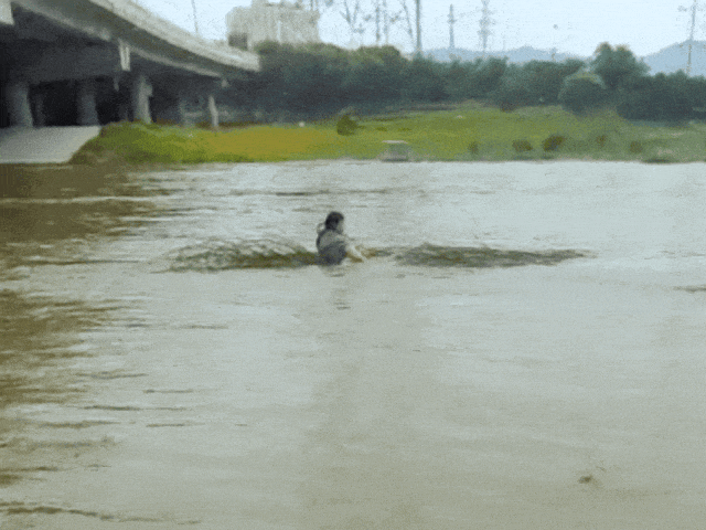 俩孩子13楼阳台外玩耍！网友：心脏突突突