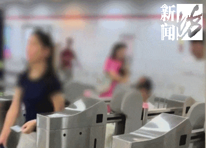 上海地铁闸机夹人?有人经过"吓丝丝"…官方回应 上海地铁闸机夹人?有人经过"吓丝丝"…官方回应