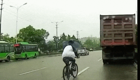 冲上热搜！男子骑自行车打伞被开罚单警告……