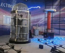 “现场火花四溅”！汽车行驶时突遭雷击，千万别这样做！