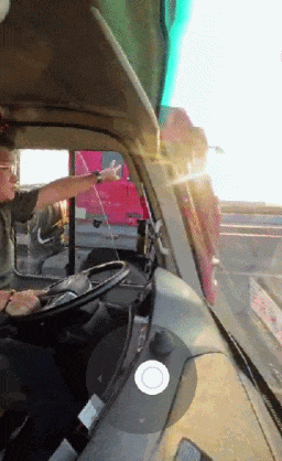 发现货车轱辘冒火星，他狂追两公里，因为“一家顶梁柱不能出事！”