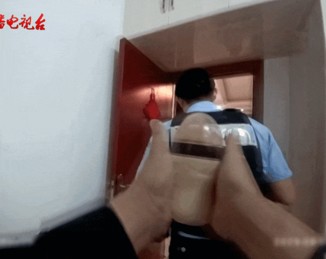 贵阳一对夫妻吵架，竟把六个月的婴儿独自扔在家？民警化身“超级奶爸”登场了……