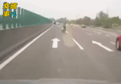 逆行狂飙！在高速公路上！还是电动自行车？！