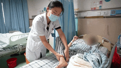 手像戴了手套……男子吃外卖后上吐下泻险瘫痪！就医发现患“怪病”