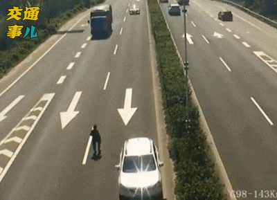 逆行狂飙！在高速公路上！还是电动自行车？！