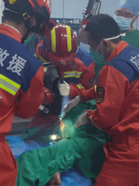 佛山一男子意外从高空坠落，1.5米长钢筋从肛门贯穿胸腔......