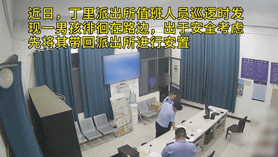 深夜的派出所内,他狼吞虎咽地吃着面包,哽咽着说了一句谢谢…… 深夜的派出所内,他狼吞虎咽地吃着面包,哽咽着说了一句谢谢……
