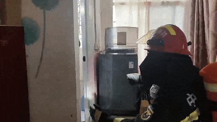 家中突发火灾,一个举动让姐弟3人成功逃生! 家中突发火灾,一个举动让姐弟3人成功逃生!