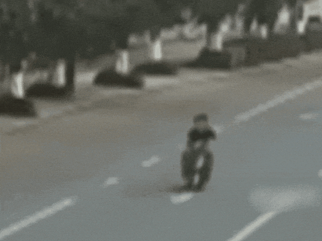 昆明街头惊现长尾大头“异形”？警方出动了…