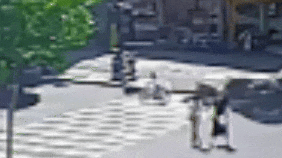 5岁女孩当街“带走”警察,网友:绝对的社牛! 5岁女孩当街“带走”警察,网友:绝对的社牛!