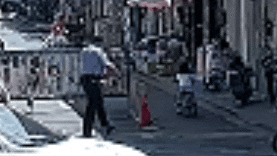 5岁女孩当街“带走”警察,网友:绝对的社牛! 5岁女孩当街“带走”警察,网友:绝对的社牛!