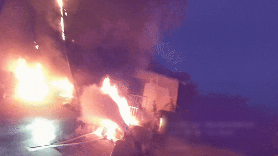早日康复!民警王一两次冲进火场救人后晕倒…… 早日康复!民警王一两次冲进火场救人后晕倒……