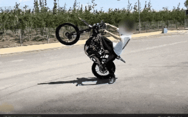 “鬼火少年”为博眼球飙车炫技 警方：绝不惯着！