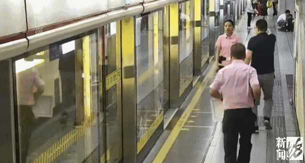 事发上海地铁早高峰!一群人冲上来!有人突然瘫坐,这件事一定要重视 事发上海地铁早高峰!一群人冲上来!有人突然瘫坐,这件事一定要重视